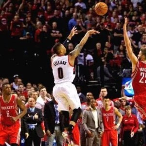  利拉德超远三分压哨绝杀鹈鹕展神技