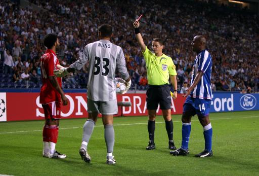  南特队长终场前染红引发球迷冲突  