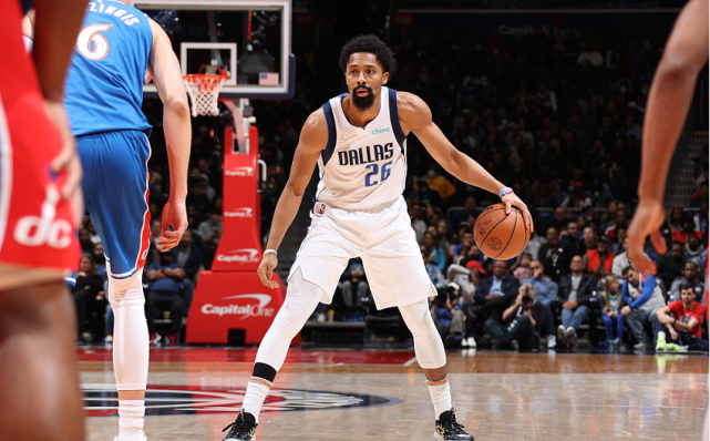  东契奇爆砍40分 独行侠横扫鹈鹕  